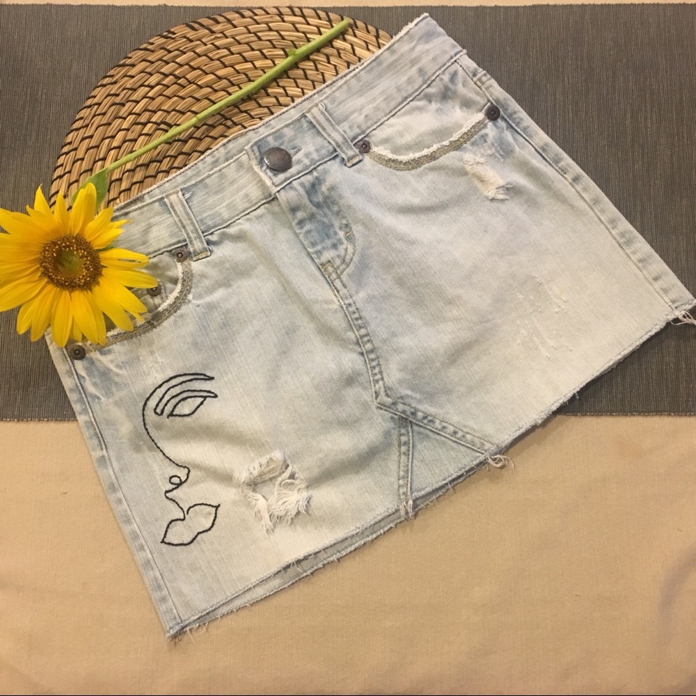 AMERICAN EAGLE DISTRESSED DENIM MINI SKIRT